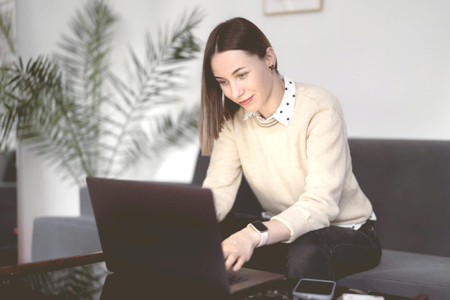 Empresário analisando estratégias de crescimento financeiro